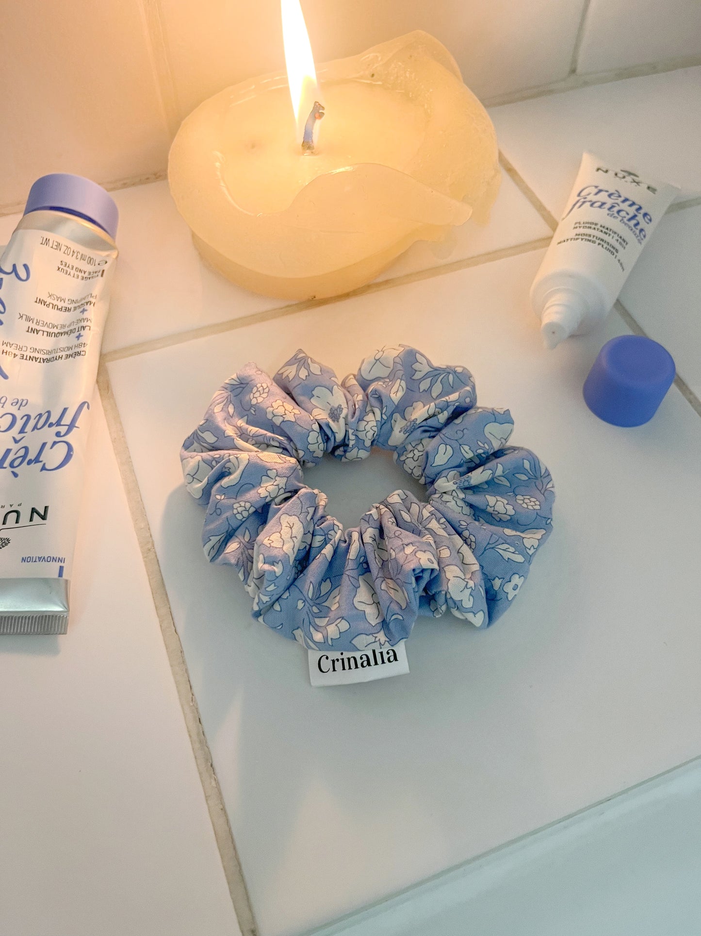 Scrunchie M - light blue & flowers 💙